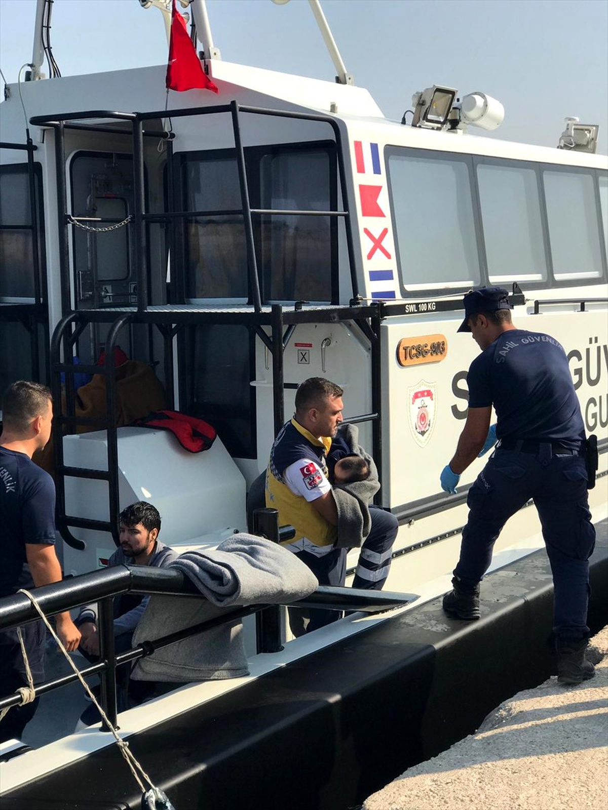 Botları batan düzensiz göçmenleri Sahil Güvenlik kurtardı