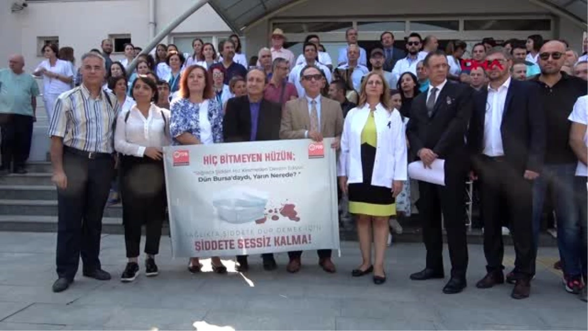 Bursa\'da sağlık çalışanları, diş hekimine yapılan bıçaklı saldırıyı protesto etti