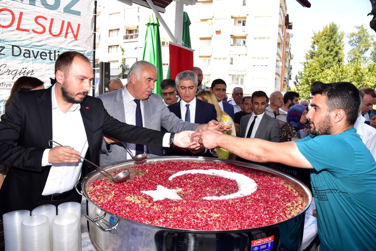 Büyükşehir\'in Aşure hayrı ağızları tatlandırdı