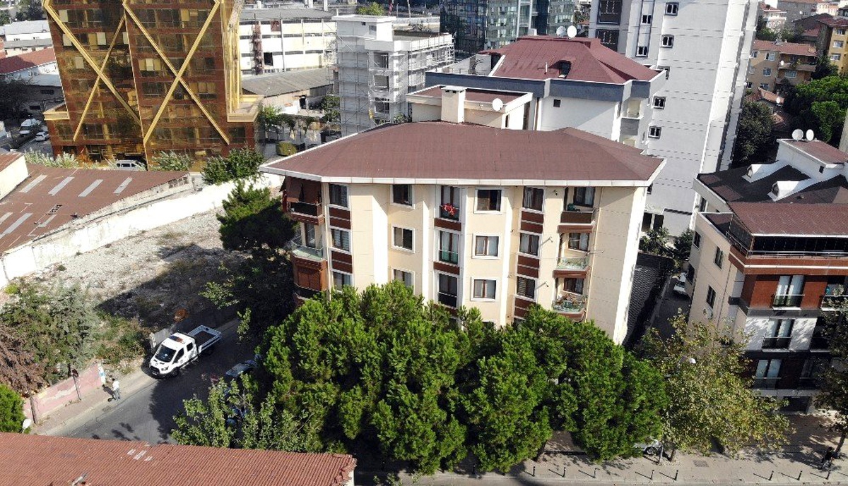 Camı kırılan dükkan, bina sakinlerini korkuttu