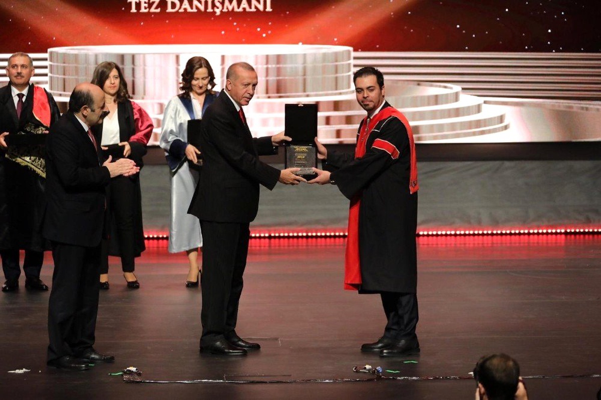 Cumhurbaşkanı Erdoğan\'dan Dr. Öğr. Üyesi Erzurumlu\'ya üstün başarı ödülü