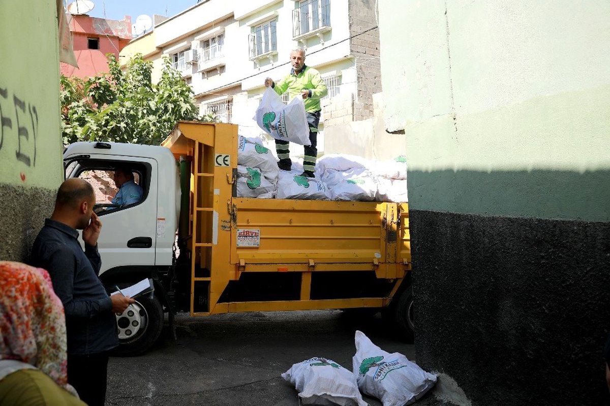 Dar gelirli ailelere kışlık yakacak yardımı