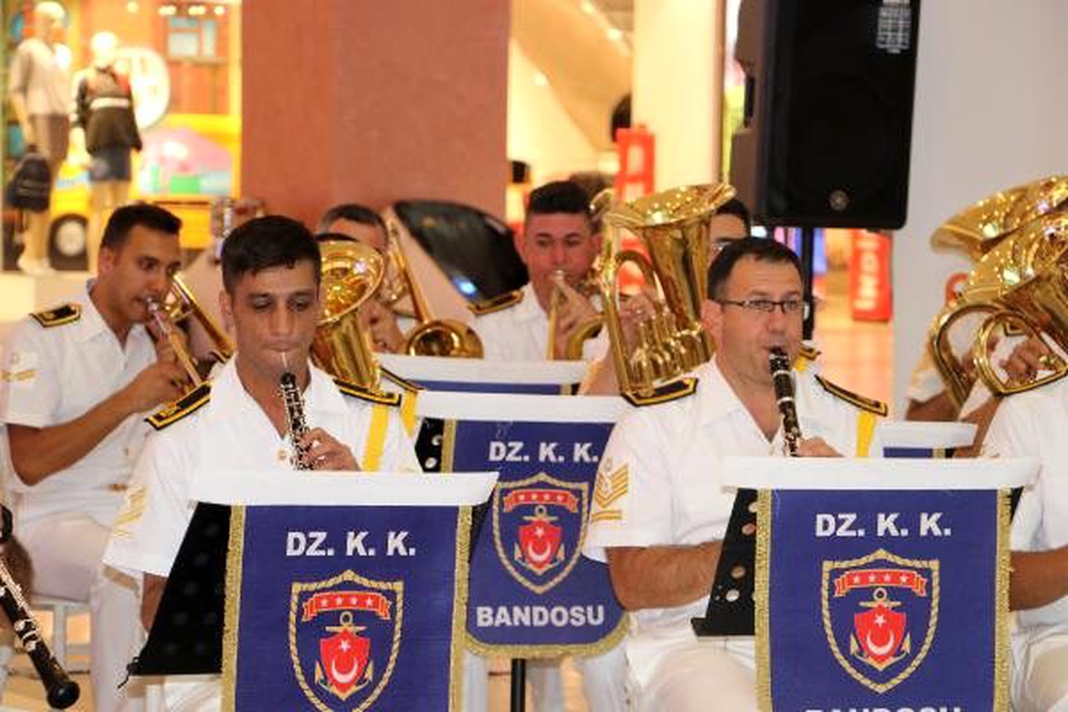 Deniz kuvvetleri komutanlığı bandosu\'ndan \'gaziler günü\' konseri