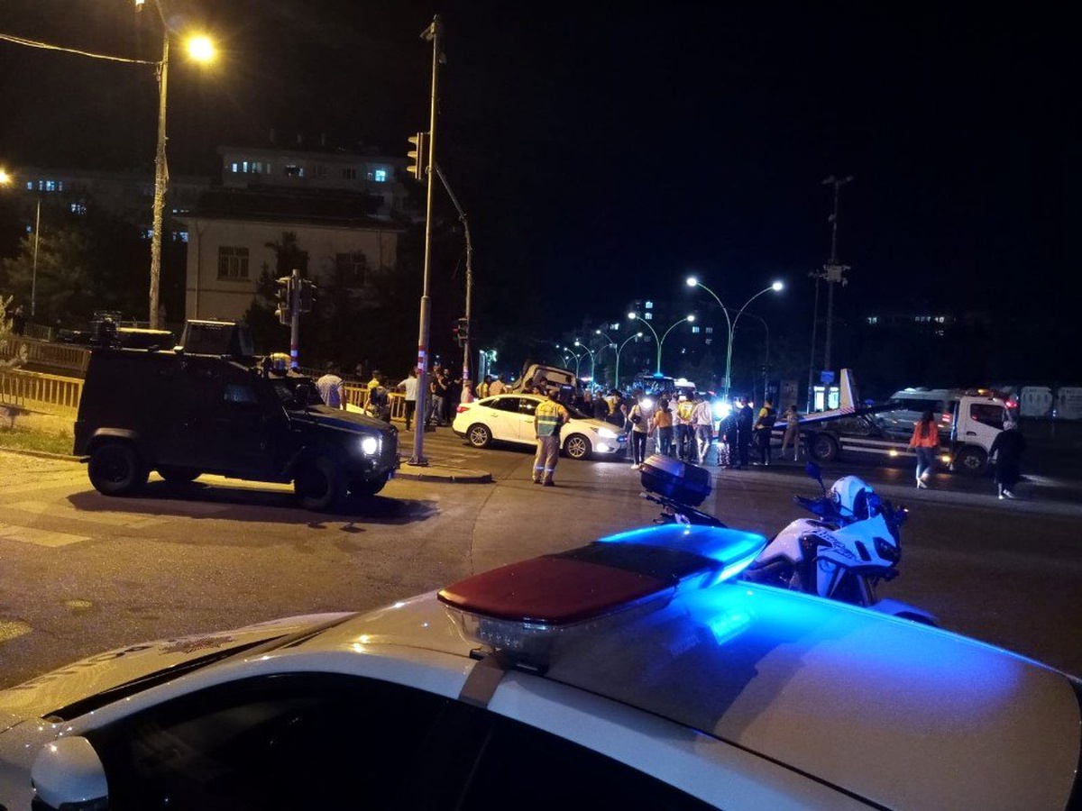 Diyarbakır\'da sivil polis otosu kaza yaptı: 3\'ü polis 5 yaralı