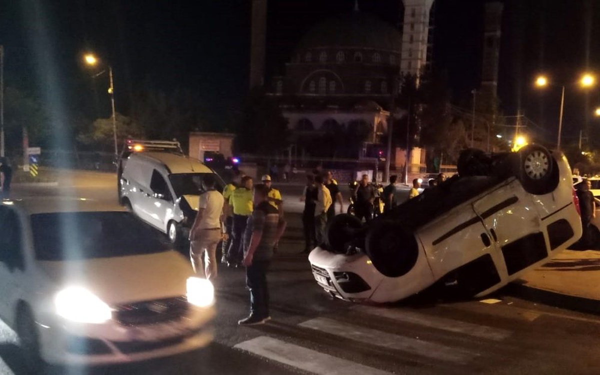 Diyarbakır\'da sivil polis otosu kaza yaptı: 3\'ü polis 5 yaralı