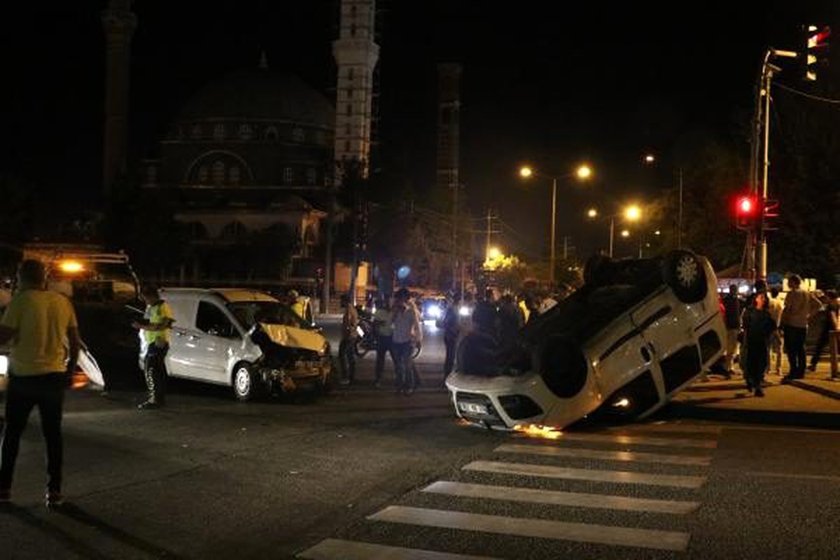 Diyarbakır\'da trafik kazası: 3\'ü polis 5 yaralı