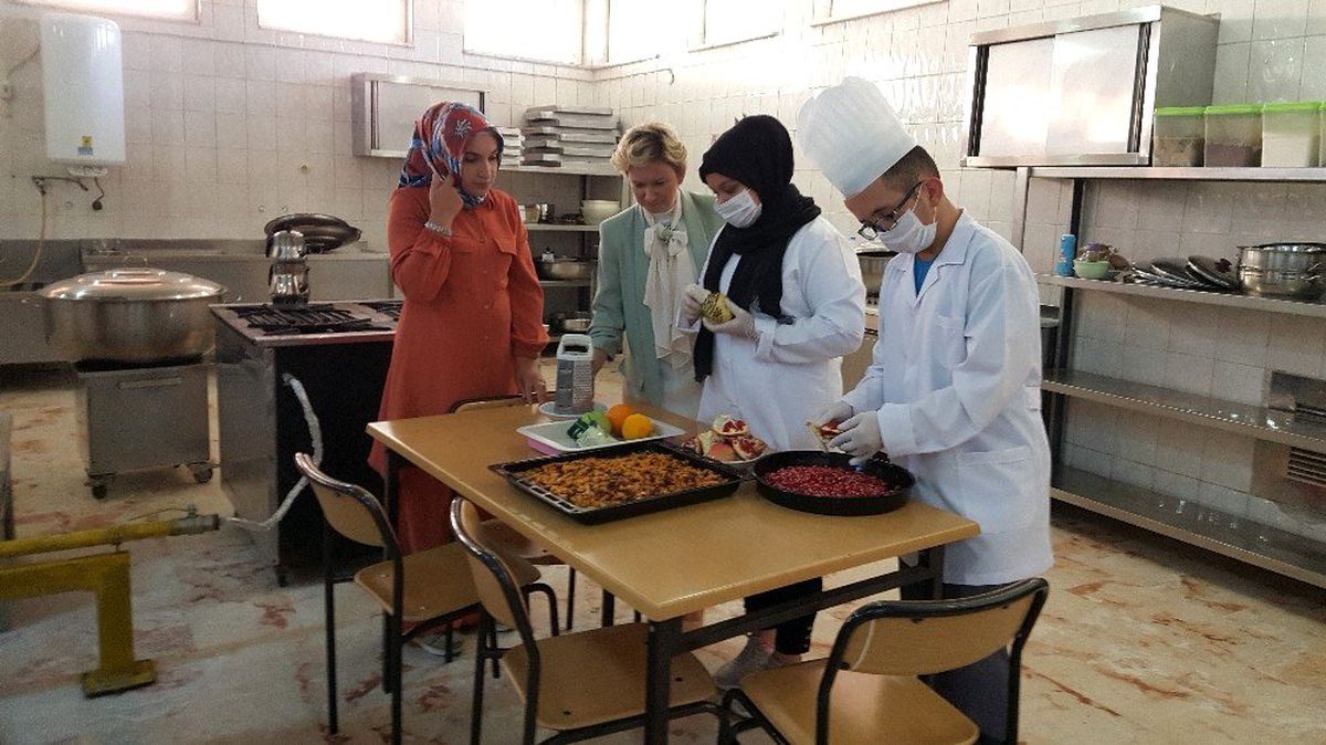 Düzce\'de özel öğrenciler kazanların başına geçip aşure yaptı