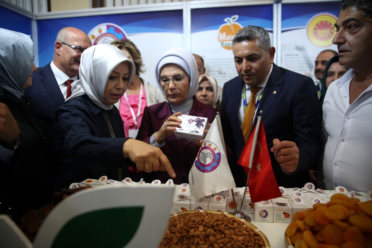 Emine Erdoğan\'a Malatya kayısı Hediye edildi