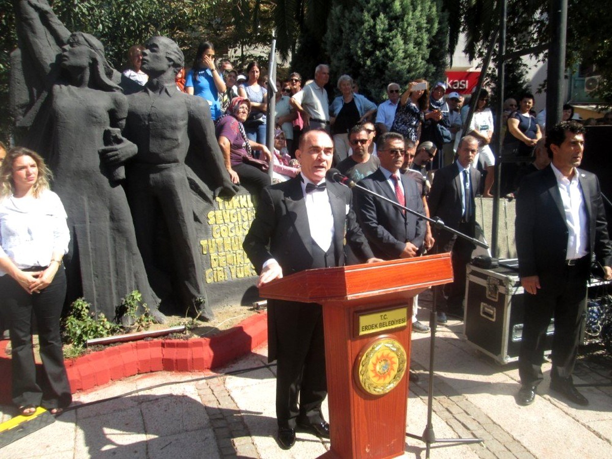 Erdek\'te Atatürk\'ün benzerine büyük ilgi