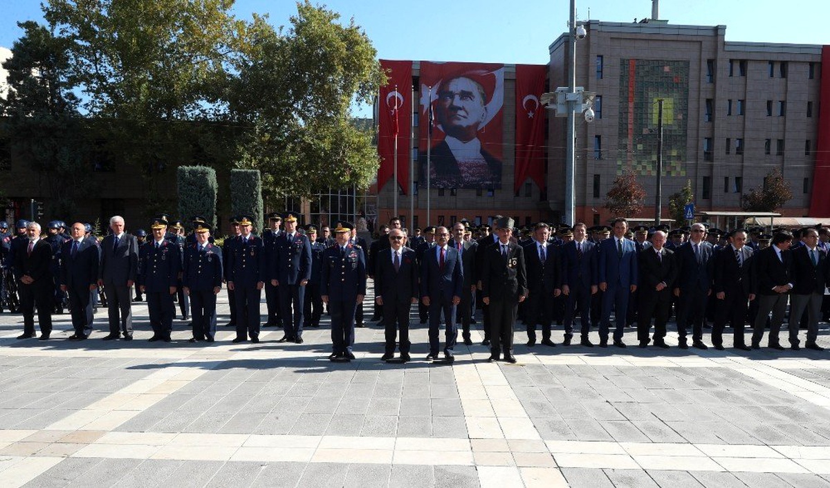 Eskişehir\'de Gaziler Günü münasebetiyle Atatürk Anıtına çelenk sunuldu