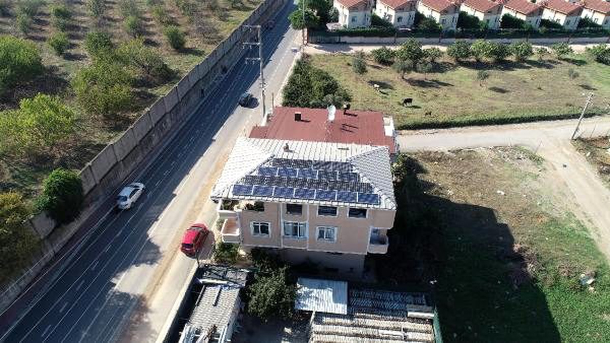 Evinin çatısına kurduğu güneş panelleriyle elektrik üretip, satıyor