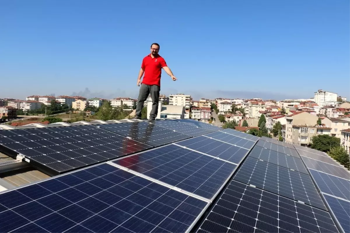 Evinin çatısında ürettiği elektriği dağıtım şirketlerine satıyor