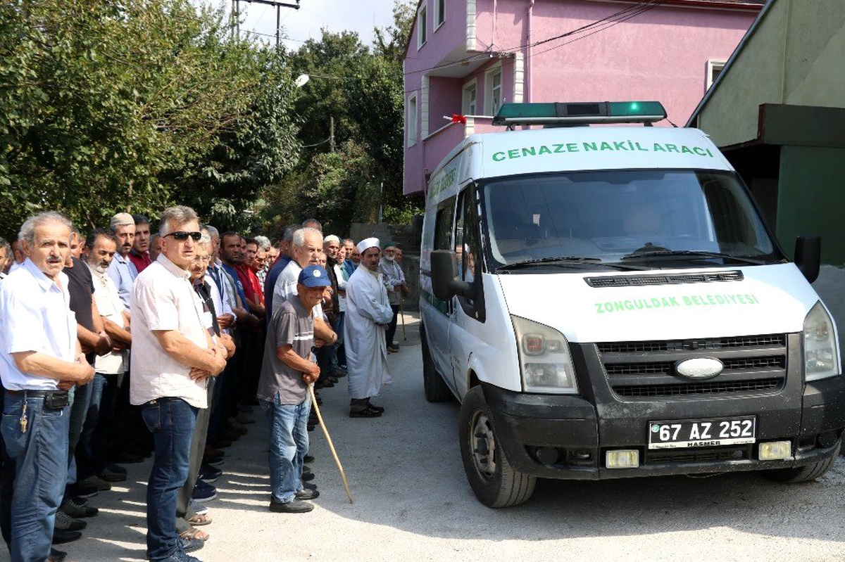 Evinin yakınında cesedi bulunan kadın toprağa verildi