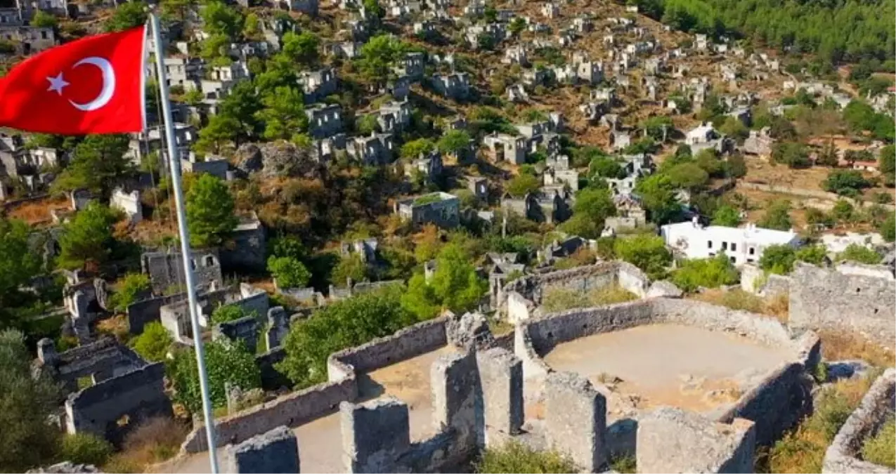 Türk bayrağının gölgesindeki hayalet köyde uzun yıllardır kimse yaşamıyor