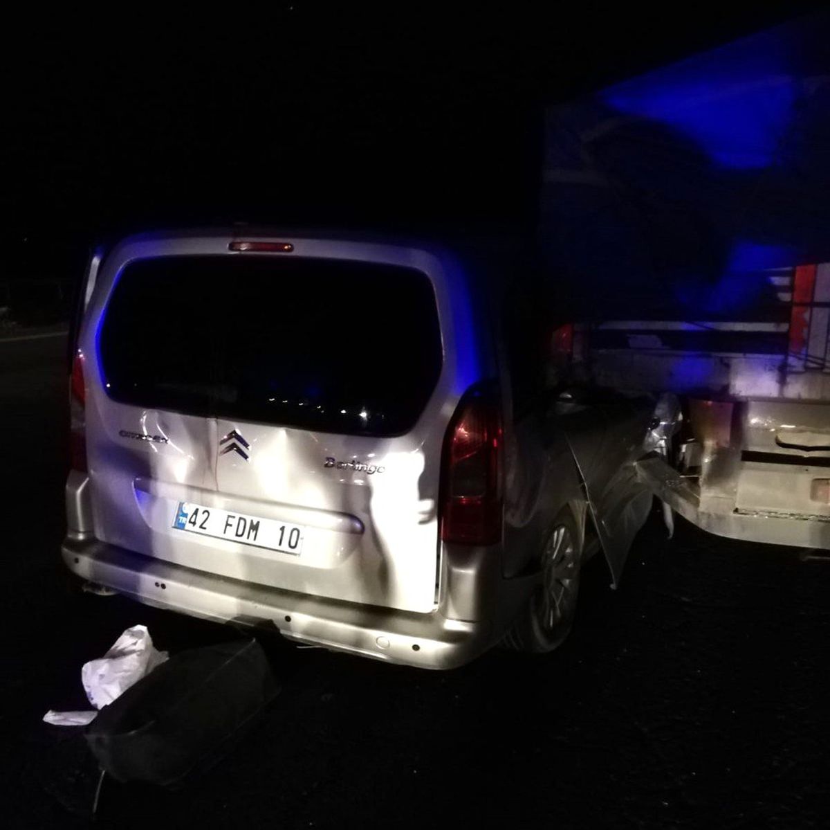 Hafif ticari araç ile tır çarpıştı: 1 ölü, 4 yaralı