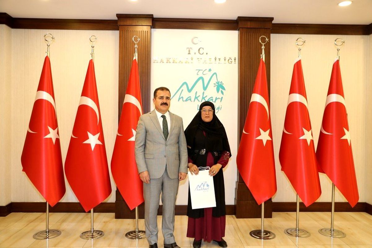 Hakkari\'nin tek kadın muhtardan Vali Akbıyık\'a ziyaret