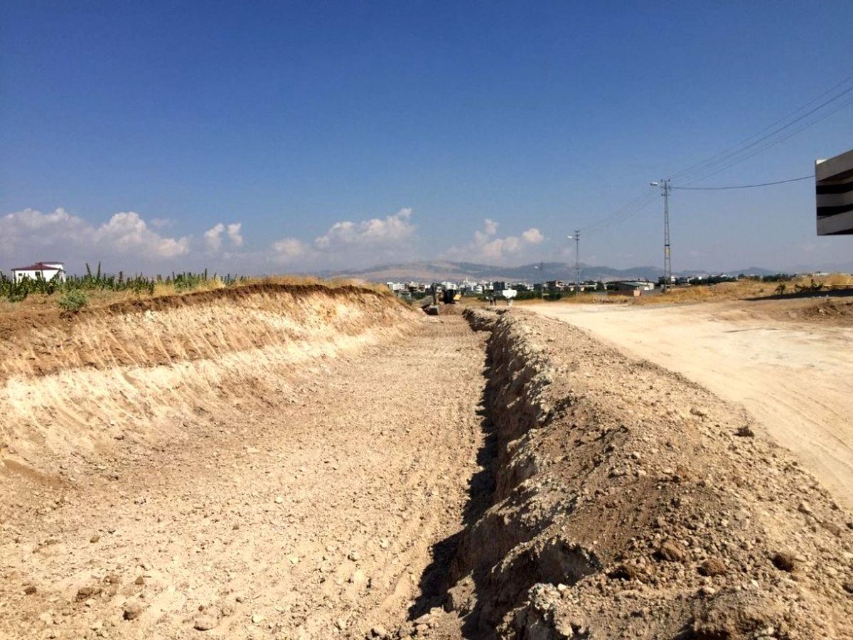 İki mahalleyi birbirine bağlayan yol yenileniyor