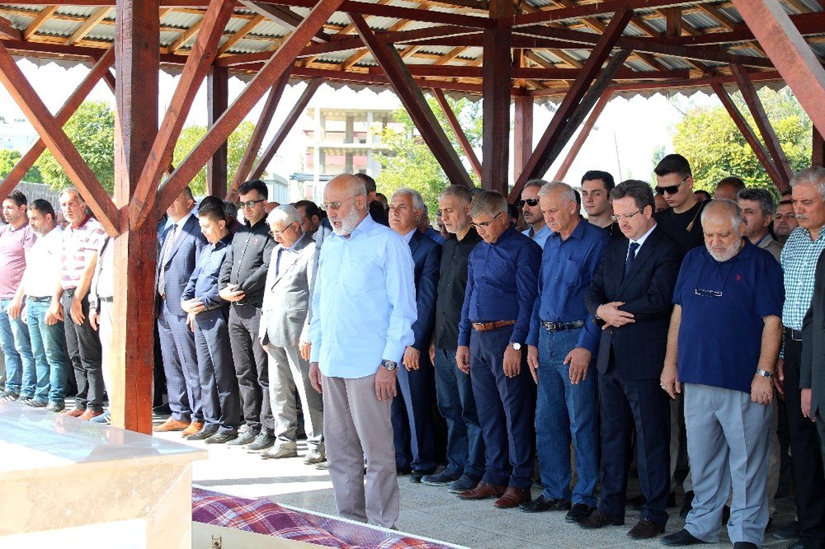 İş adamı gözyaşları içinde toprağa verildi