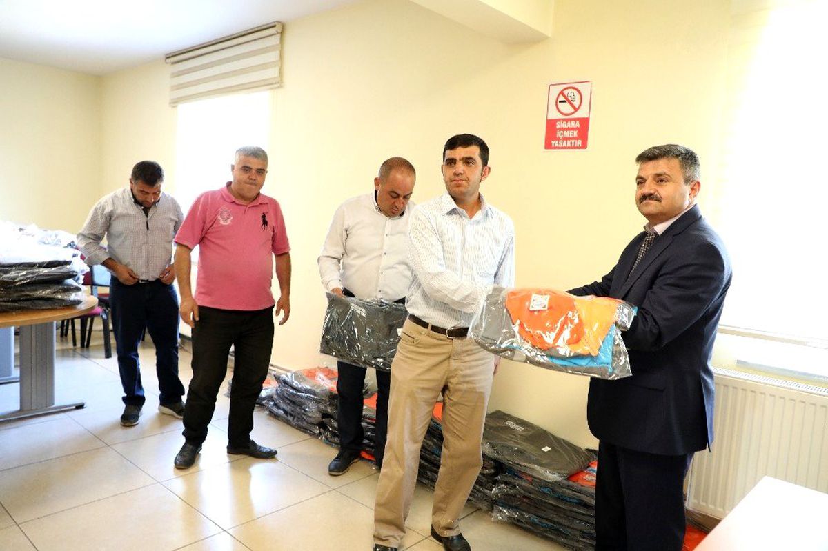İşçilere Mevsimlik İş Kıyafetleri Dağıtıldı