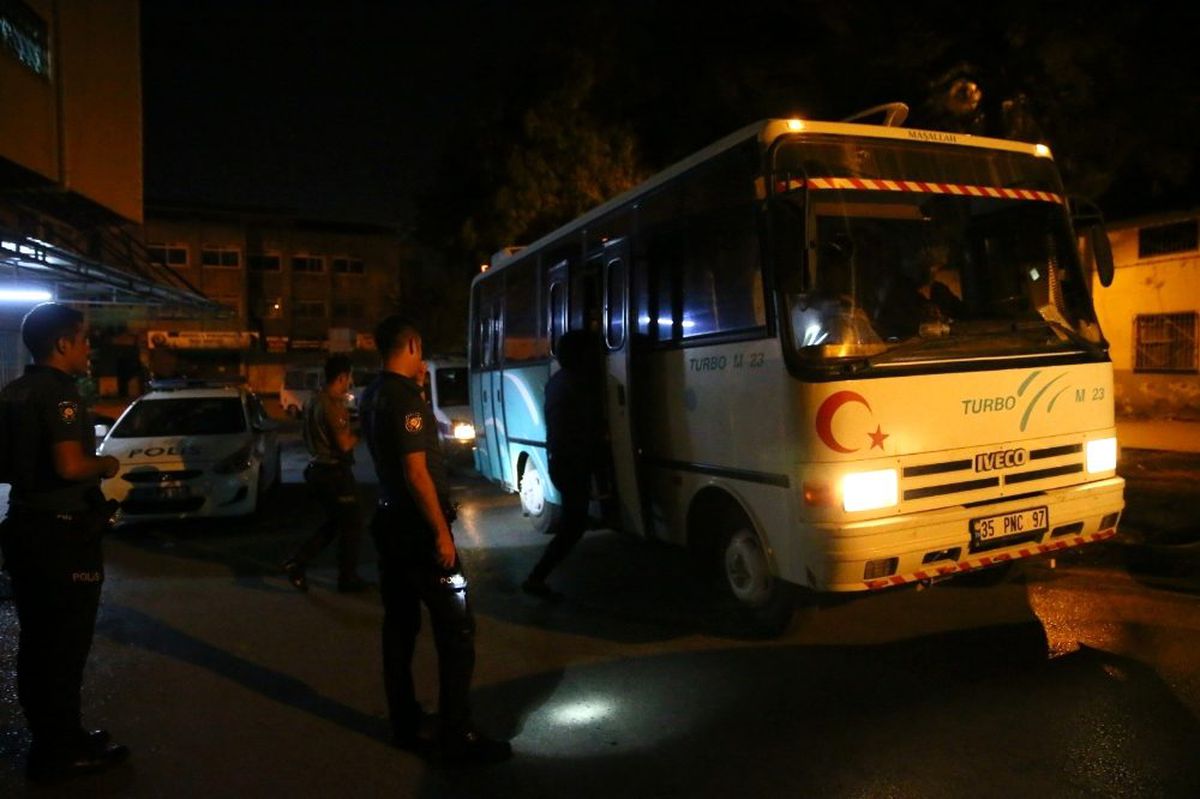 İzmir\'de 19 kaçak göçmen yakalandı