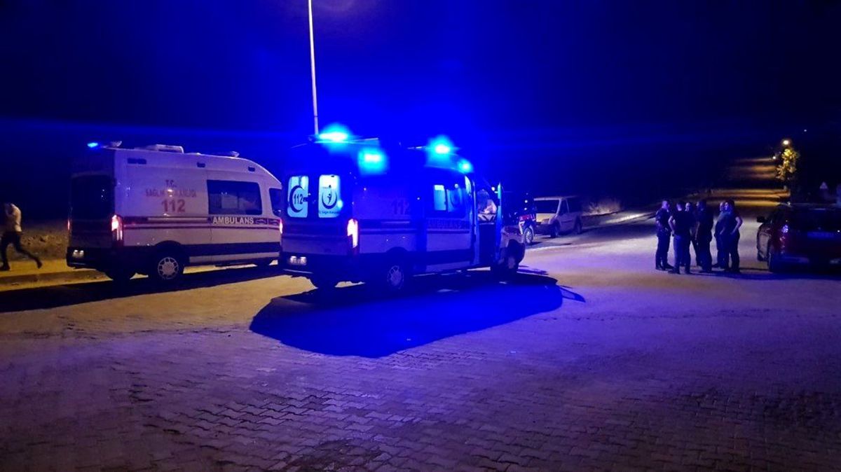 İzmir\'de iki grup arasında silahlı kavga: 3 yaralı