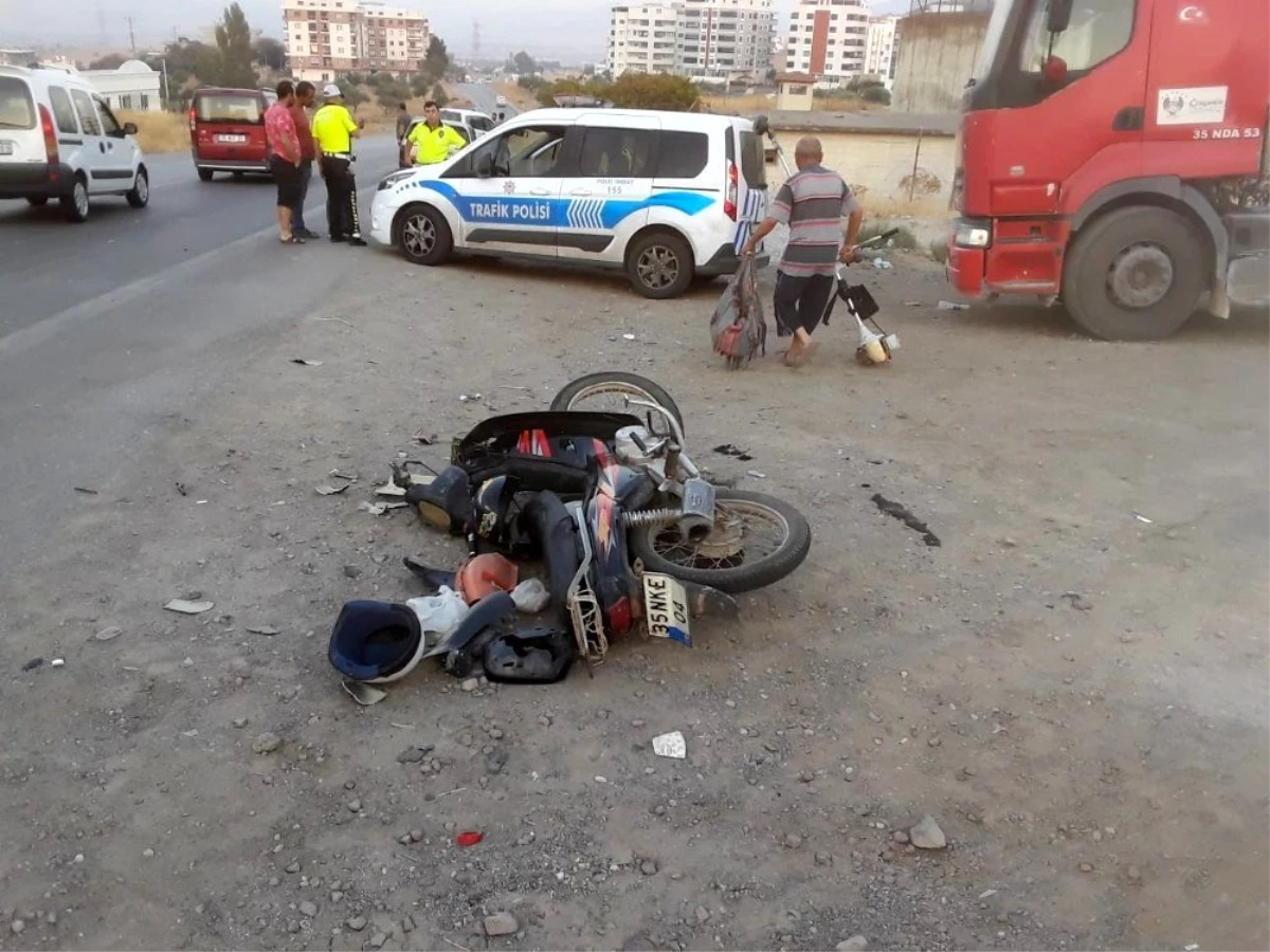 İzmir\'de kamyonet ile motosiklet çarpıştı: 1 yaralı