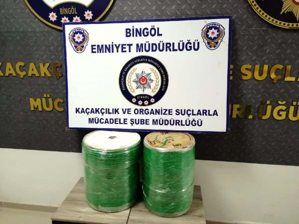 Kablo makaralarının içinden 700 paket kaçak sigara çıktı
