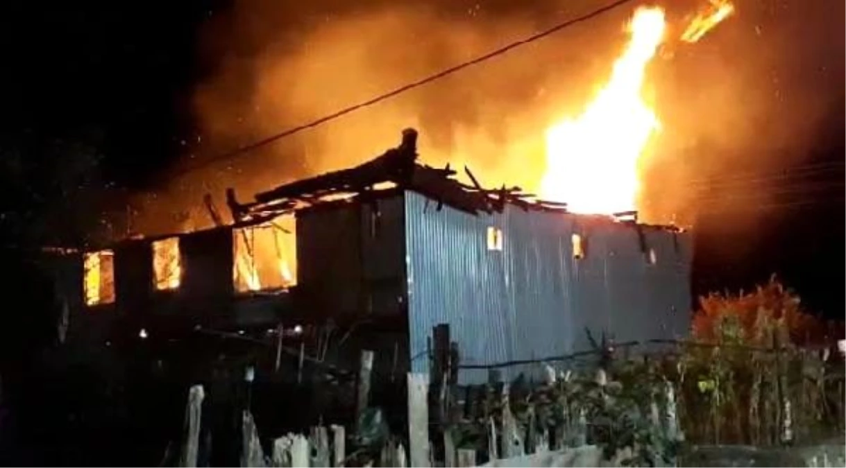 Karabük\'te kardeşlere ait iki katlı ahşap ev yandı
