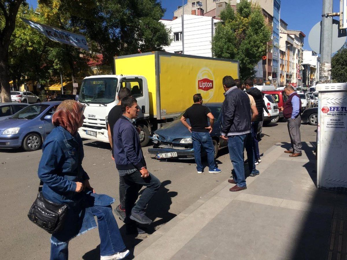 Kars\'ta maddi hasarlı trafik kazası