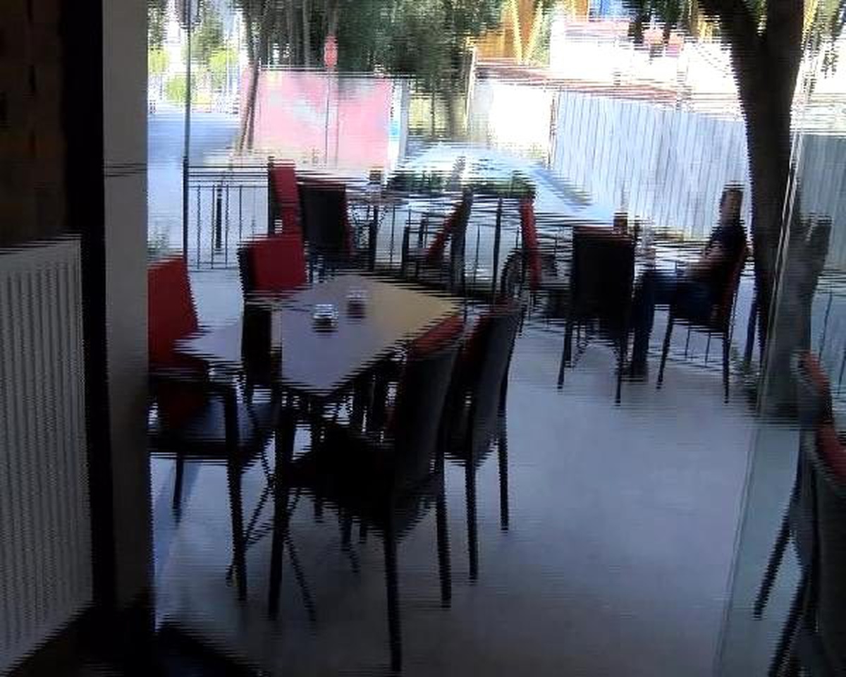 Kartal\'da patlayan cam bina sakinlerini korkuttu