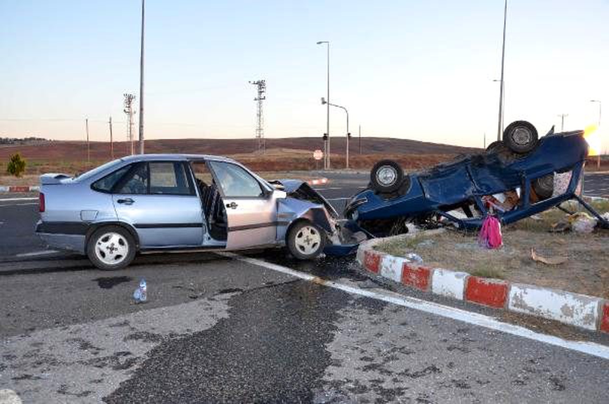 Kayseri\'de iki otomobil çarpıştı: 8 yaralı