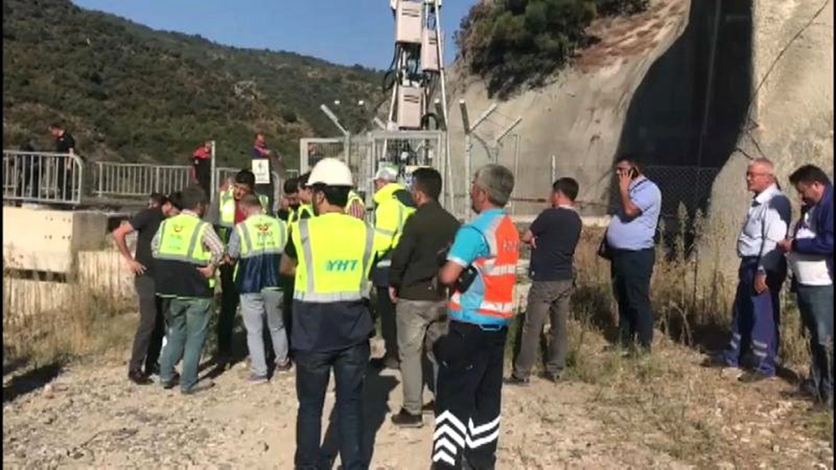 Kılavuz tren tünelde raydan çıktı, 2 makinist hayatını kaybetti
