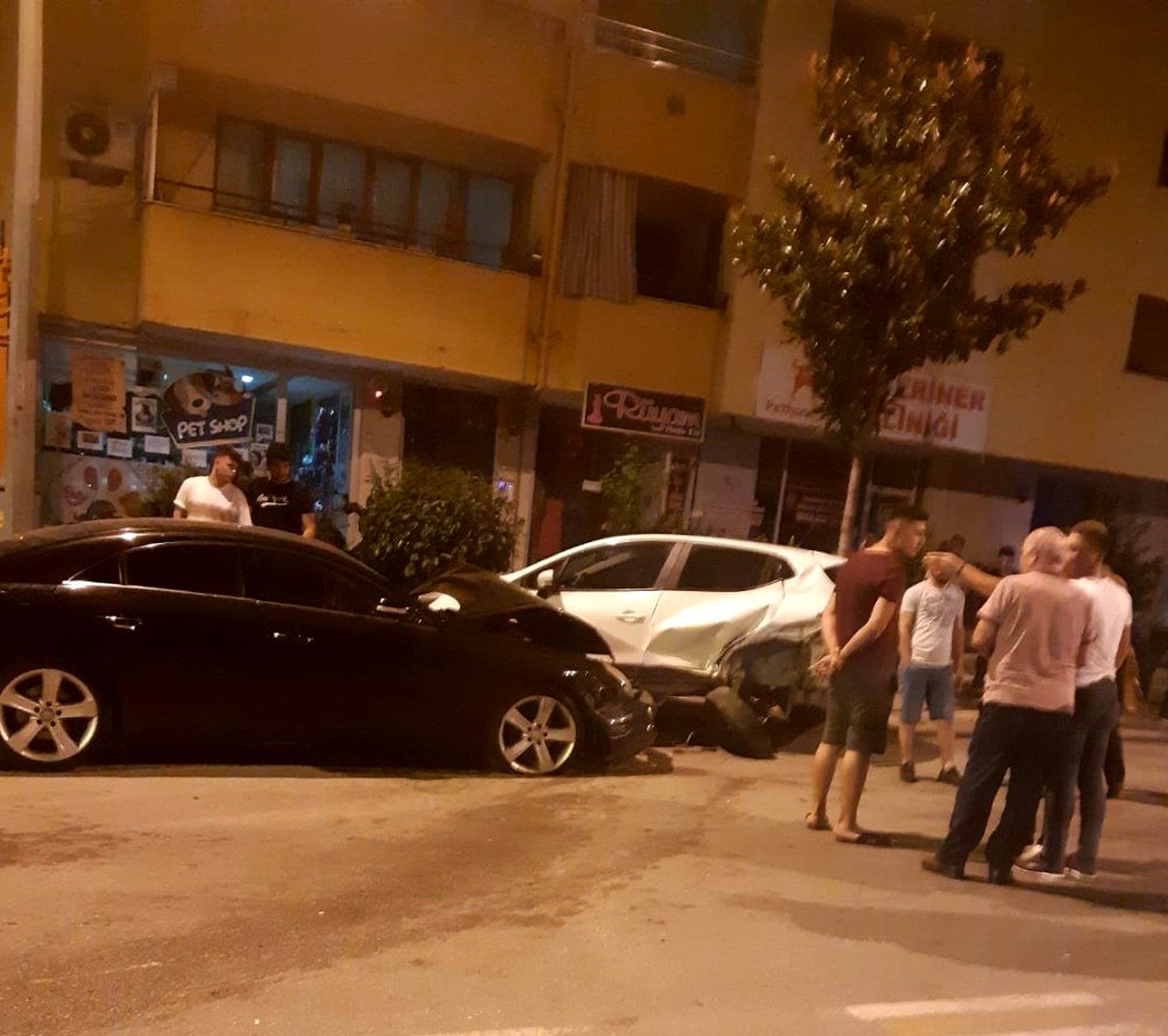 Kontrolden çıkan otomobil 11 araca birden çarptı