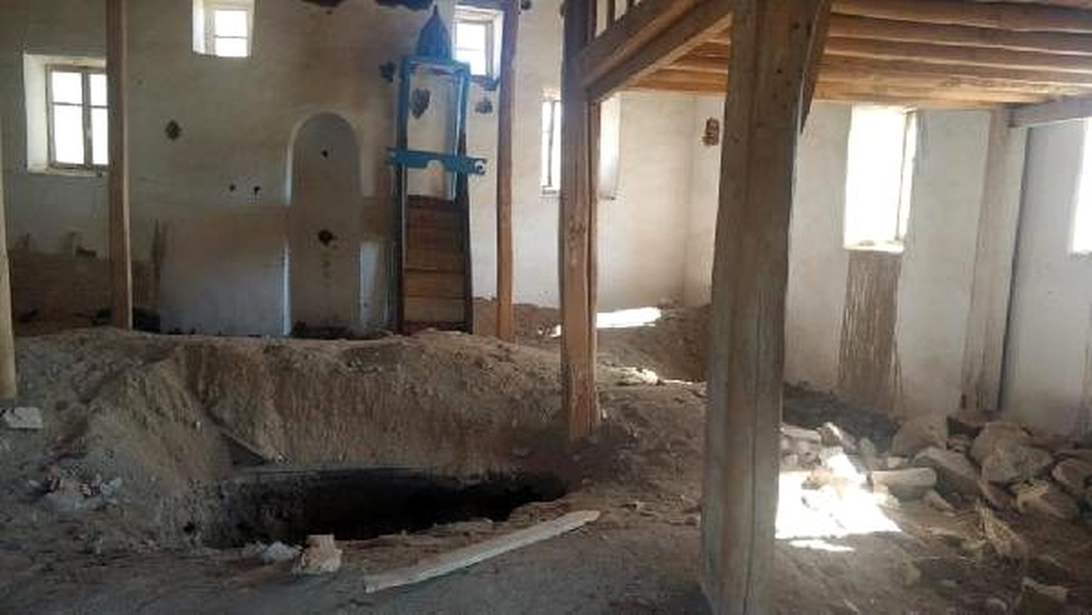 Kullanıma kapalı tarihi camide kaçak kazı