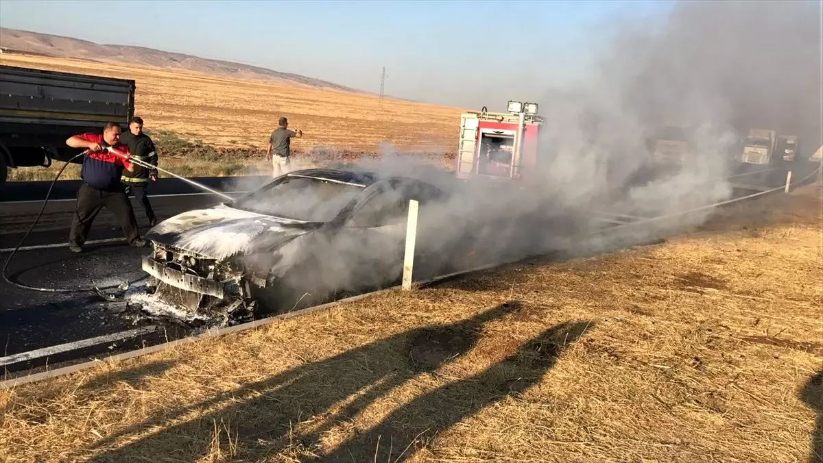 Lastiği patlayan otomobil refüje çarptı: 3 yaralı