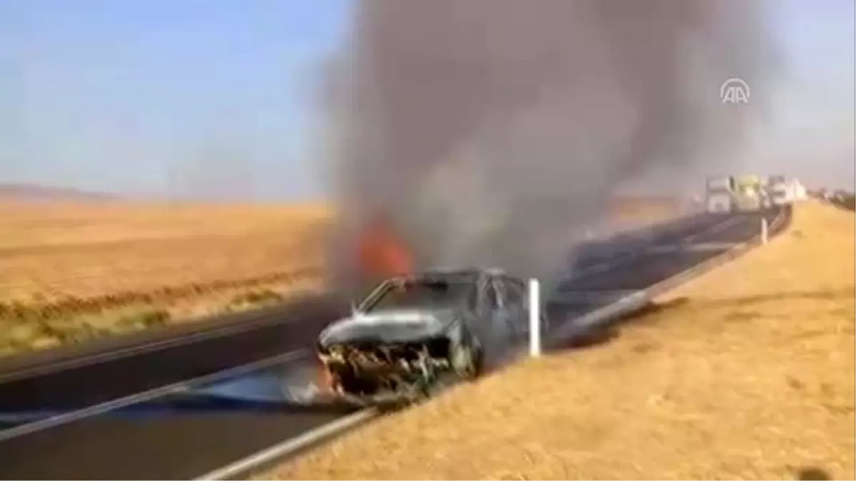 Lastiği patlayan otomobil refüje çarptı: 3 yaralı