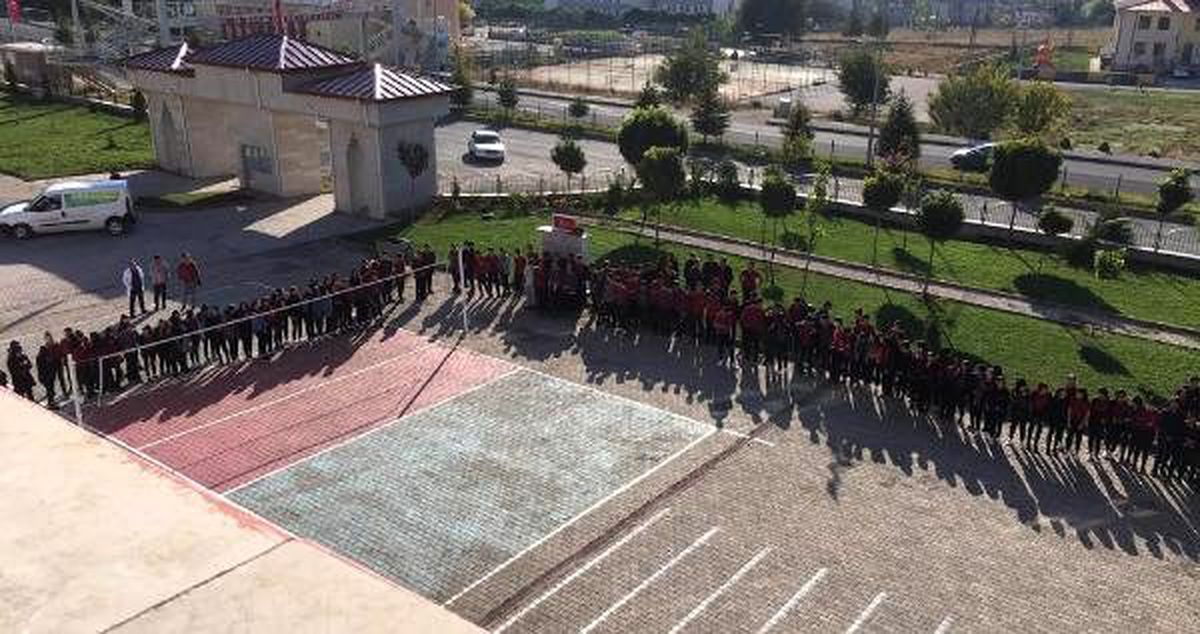 Liseliler, müzikle egzersiz yaparak derse başlıyor