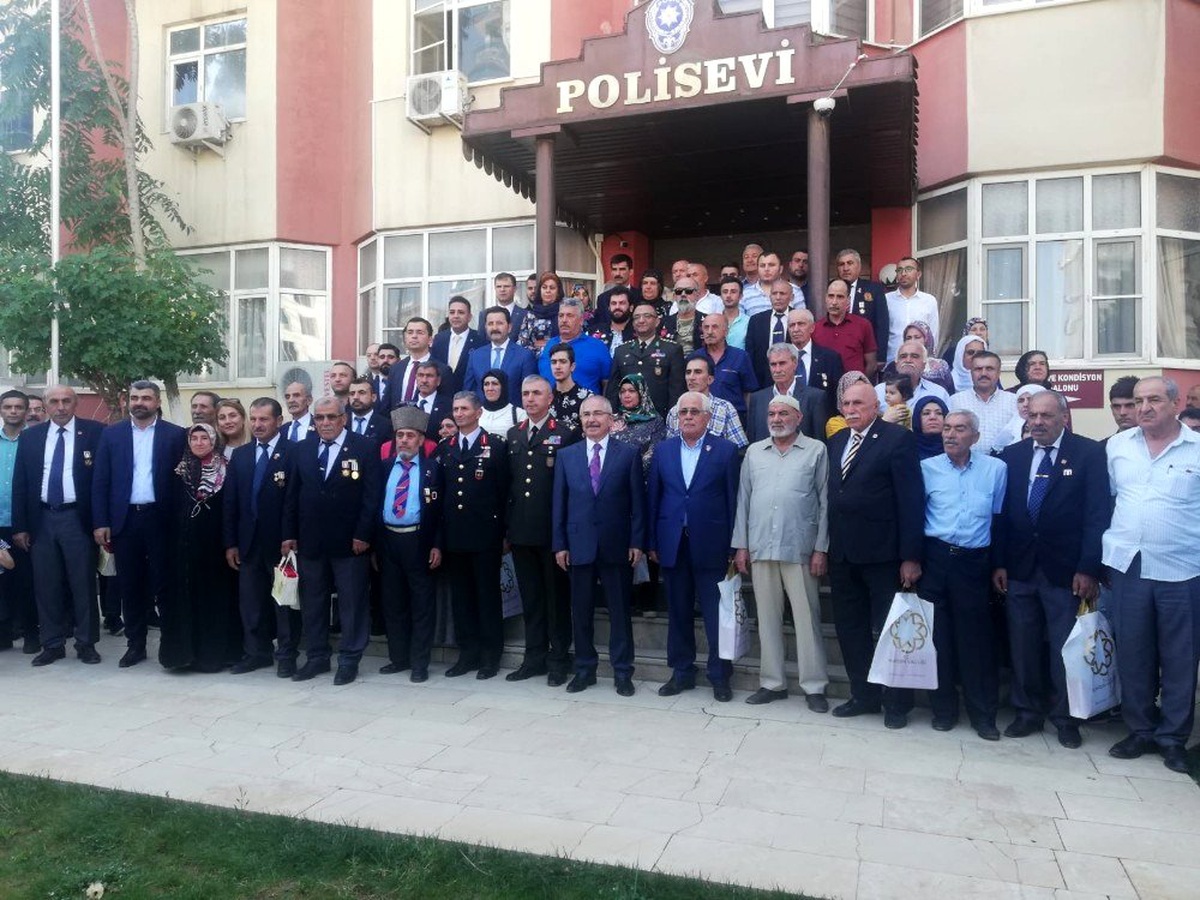 Mardin\'de gaziler ve şehit yakınları yemekte bir araya geldi