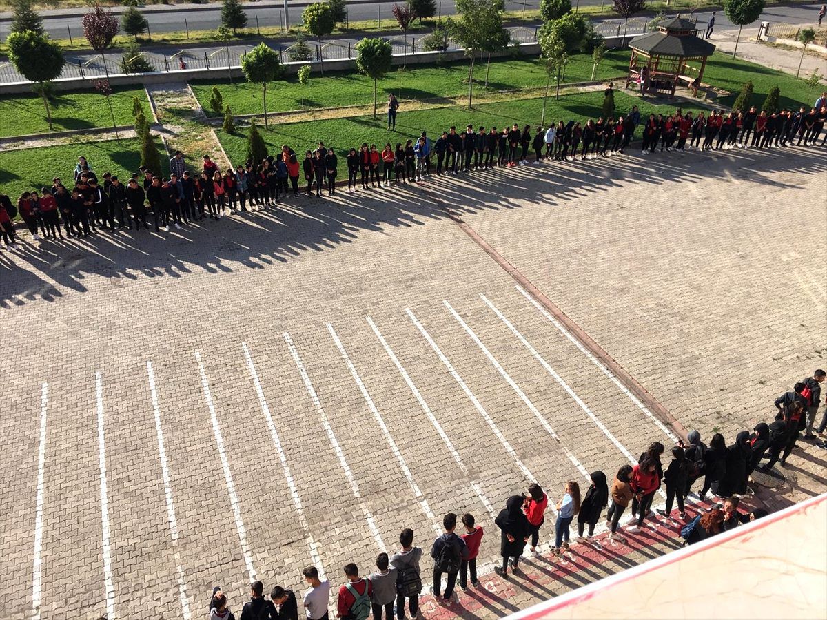 Öğrenciler egzersiz yaparak derse başlıyor