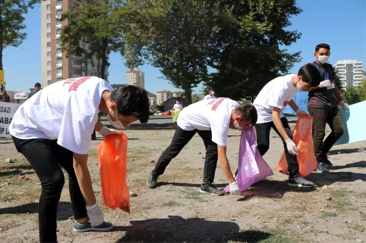 Öğrenciler sokak sokak gezip çöp topladı