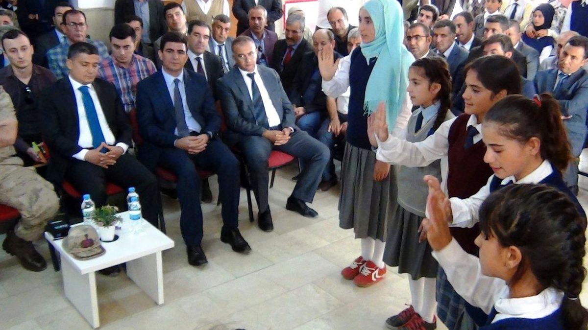 Öğrencilerden işaret diliyle \'Şehitler Ölmez\' şarkısı