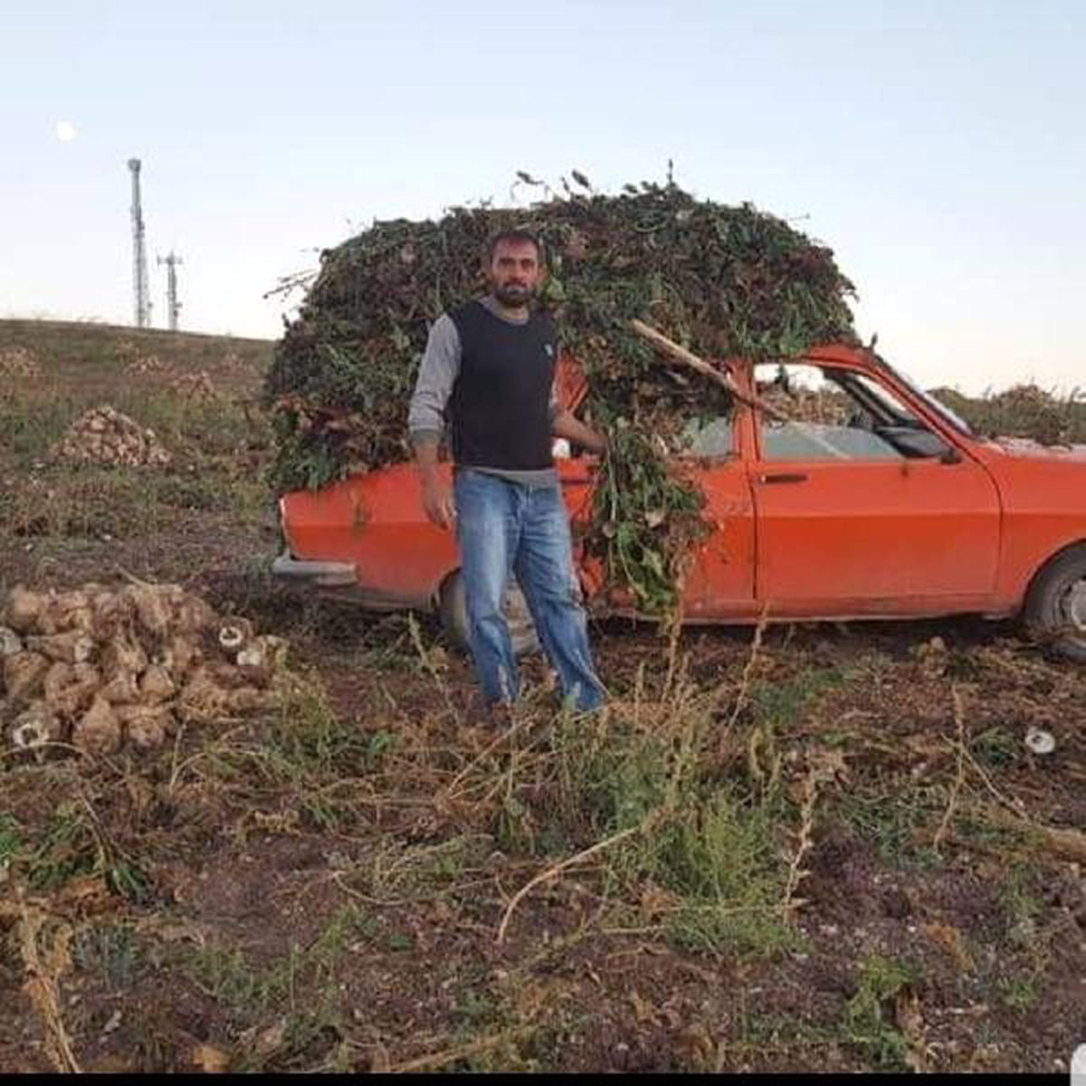 Otomobilini kamyonet gibi yüklüyor