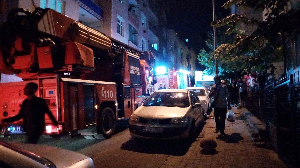 (ÖZEL) 3 katlı apartmanın giriş katında çıkan yangın mahalleyi sokağa döktü