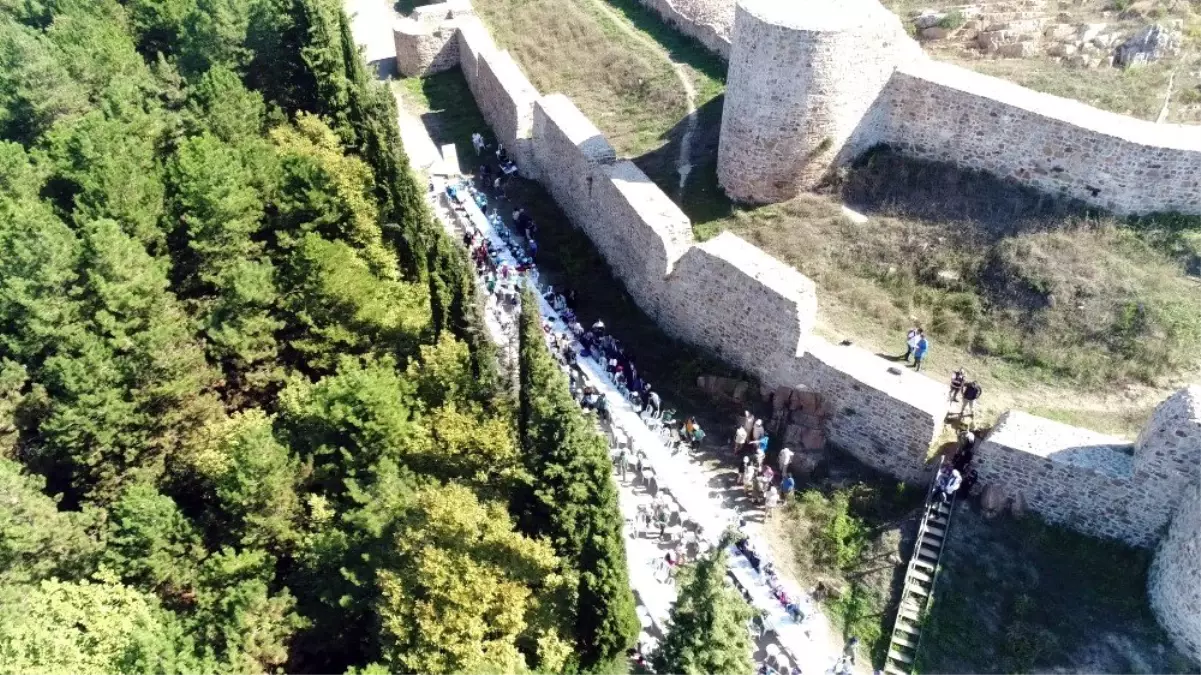 (Özel) Aydos Kalesi\'nde yüzlerce öğrencinin kitap okuduğu anlar havadan görüntülendi