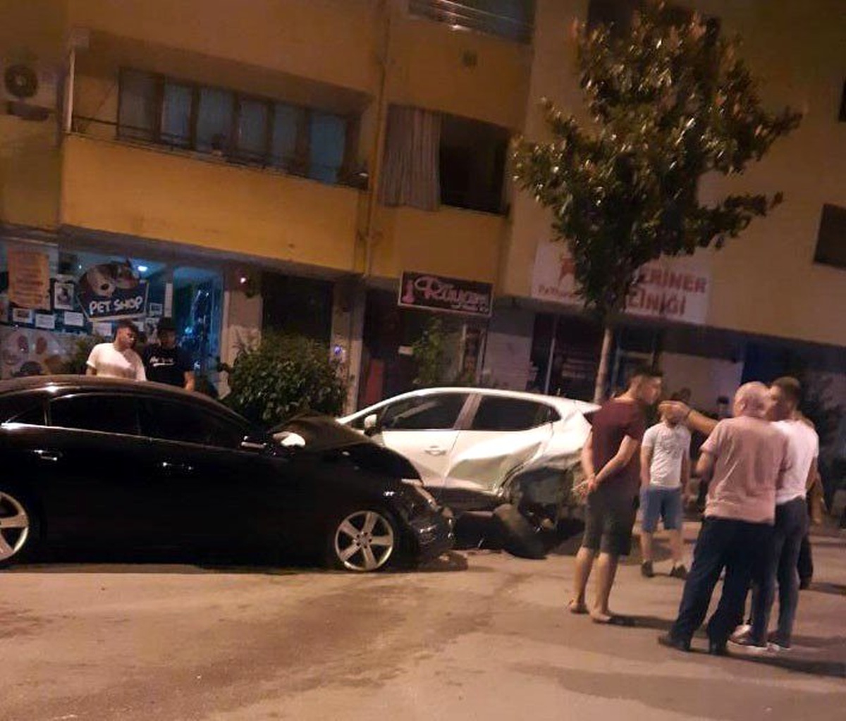 (Özel) Kontrolden çıkan otomobilin 11 araca çarpması güvenlik kamerasında