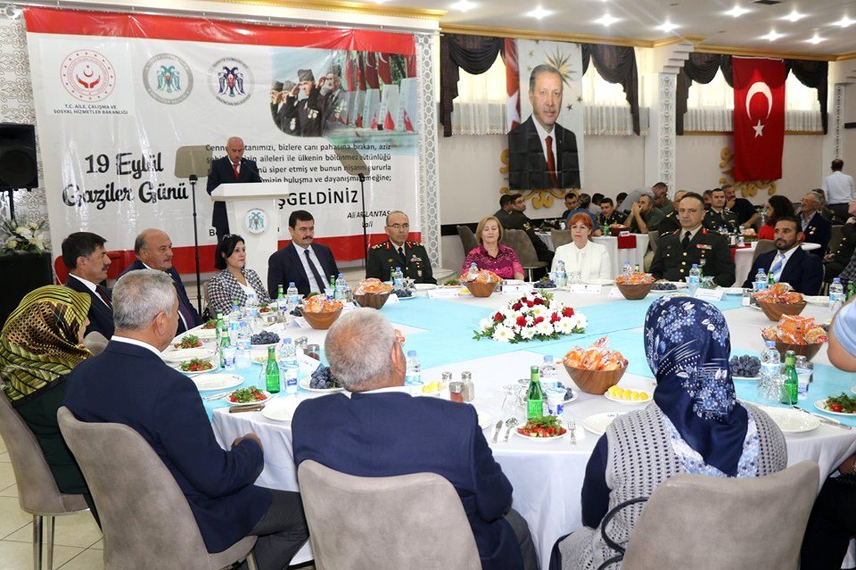 Şehit aileleri ve gazilerin onuruna yemek verildi