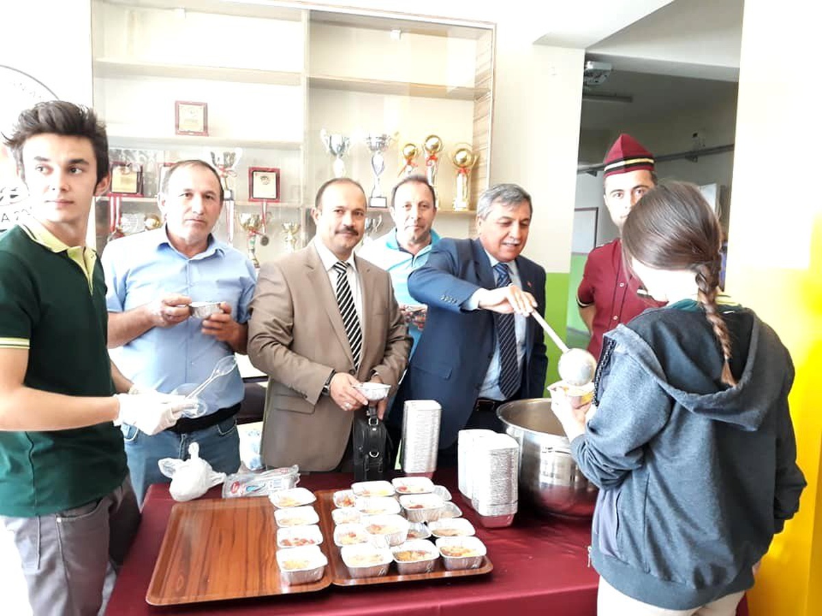 Şehit Süleyman Turan Anadolu Lisesi öğrencilerinin aşure etkinliği