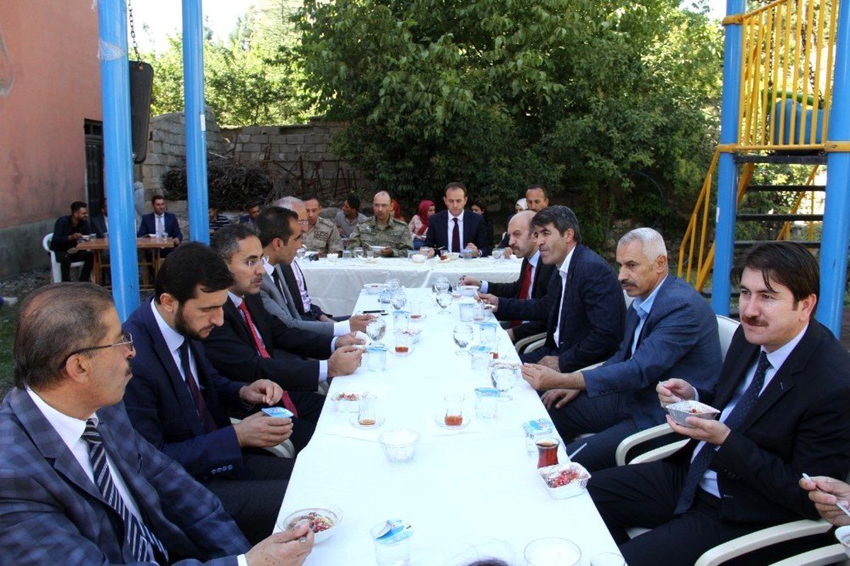Şemdinli\'de aşure dağıtımı