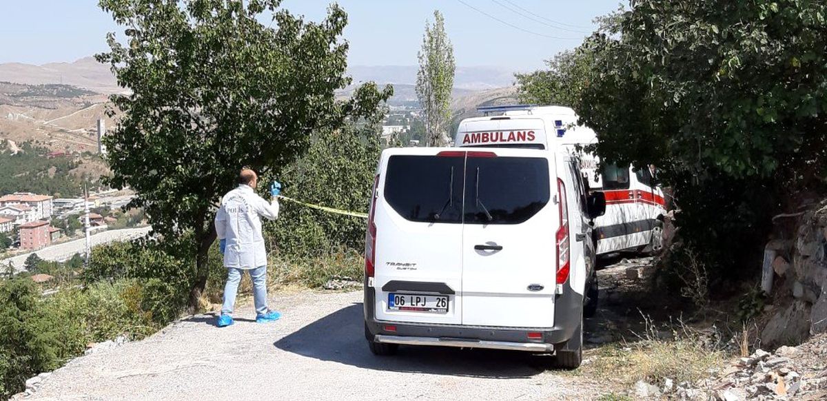 Sinirlenen baba çocuğunun yanında karısını öldürdü