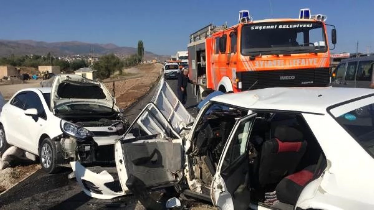 Sivas\'ta otomobiller çarpıştı: 1 ölü, 2 yaralı